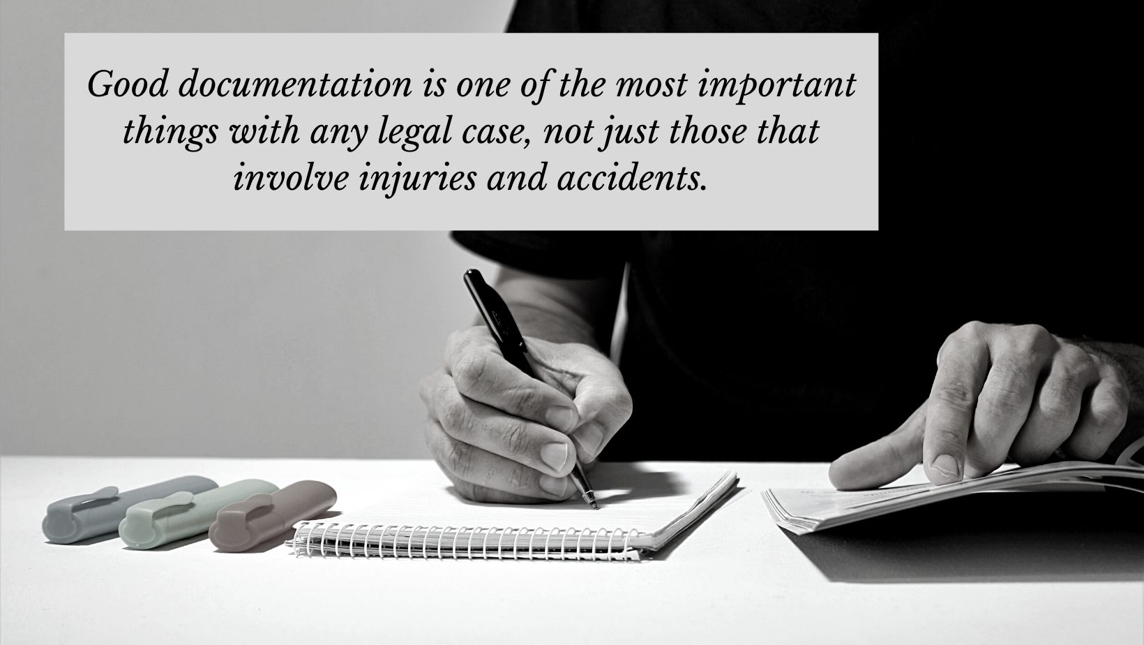 tomando notas después de un accidente automovilístico