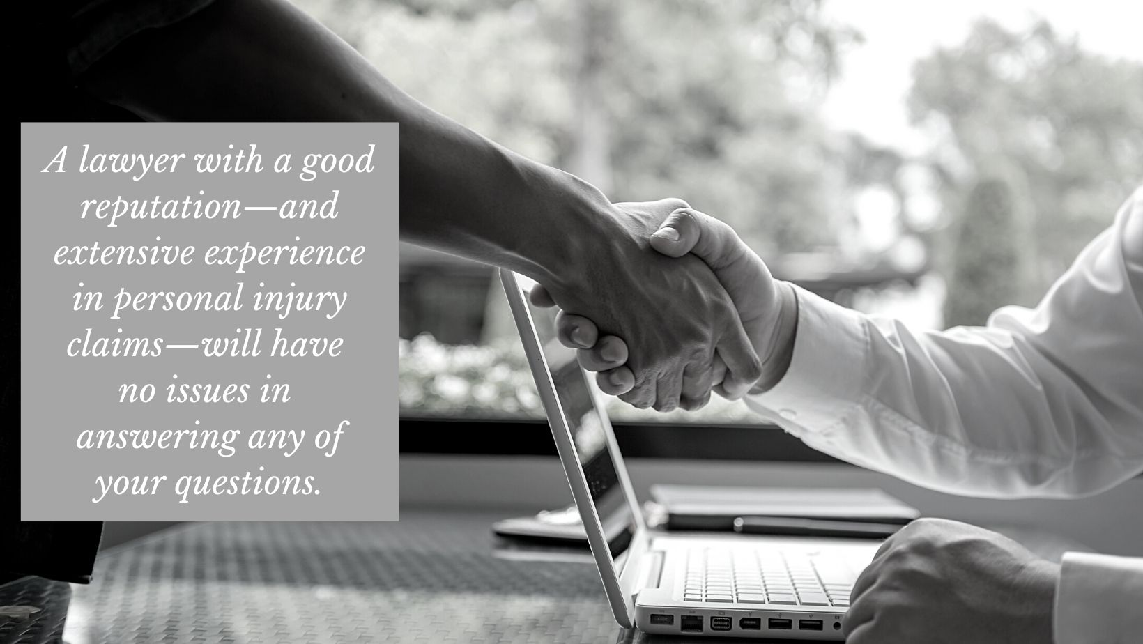 abogado respondiendo preguntas al cliente