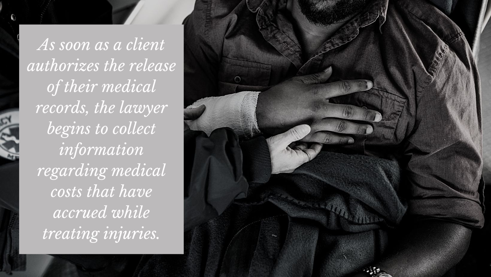 cliente siendo tratado por un equipo médico por lesiones personales en un accidente