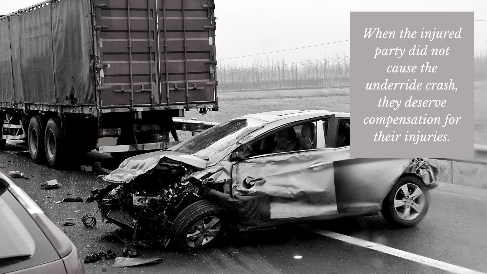 coche en un accidente por paso debajo del camión con un camión